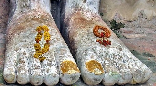 Une statue représentant des pieds décorés